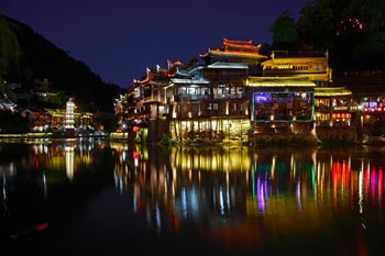 長沙出發(fā)到張家界天門山、玻璃棧道、鳳凰古城、鳳凰夜景往返二日游